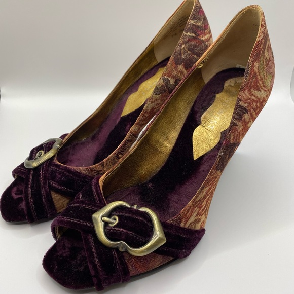Nine West velvet & brocade heels. Burgundy & gold w/ bronze buckle. Size 7. - Picture 5 of 12